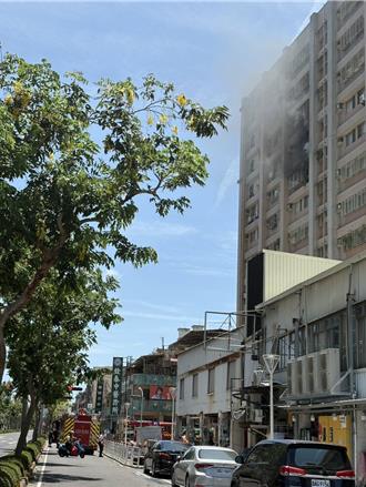 住宅大樓驚傳爆炸聲 冷氣燃燒屋主急逃
