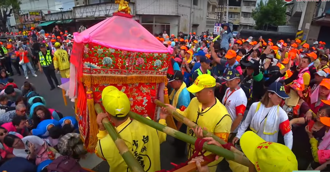 白沙屯媽進香初體驗！她發結緣小物被狂搶 內行1招反制
