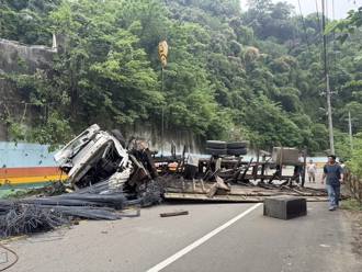 宝山拖吊故障车「出意外」 大货车坠落5米边坡阻交通