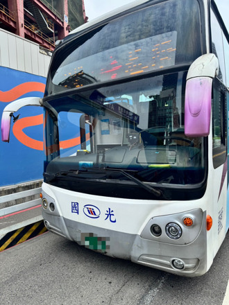 國光客運「未禮讓直行車」！後照鏡擦撞公車 驚險瞬間曝光