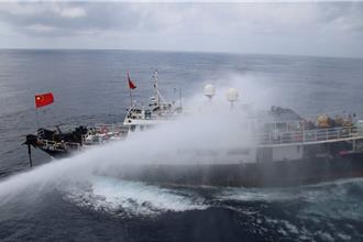 大陸漁船違法進入東沙海域 海巡台中艦水砲強勢驅離