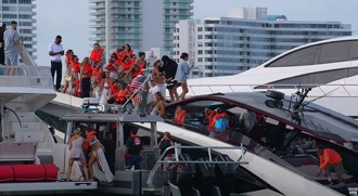奢华游艇超载沉没！ 美32名比基尼网红落海竟忙自拍、抢救名酒