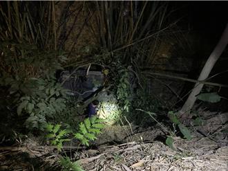 高雄美浓茶顶山惊传车祸！ 登山客疑天色昏暗翻落3米深山谷