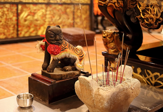 綠罷團祈連署順利「擲無笅」 名嘴：神明容許你們惡搞嗎