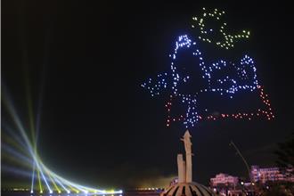 抽筋的史努比？海上花火節揭幕 無人機落漆惹怨
