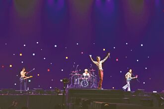 TRASH登雄蛋 實現諾言全團脫了