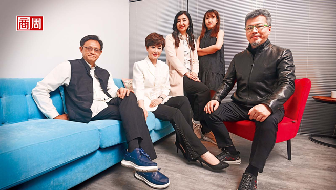 寇乃馨(左2)與黃國倫(右1)兩年前看微短劇上癮，才發現周邊企業主都在看， 因此投資相關業者米奧繁星，並吸引阿瘦實業董事長羅榮岳(左1)有意加入。
(攝影者．程思迪)