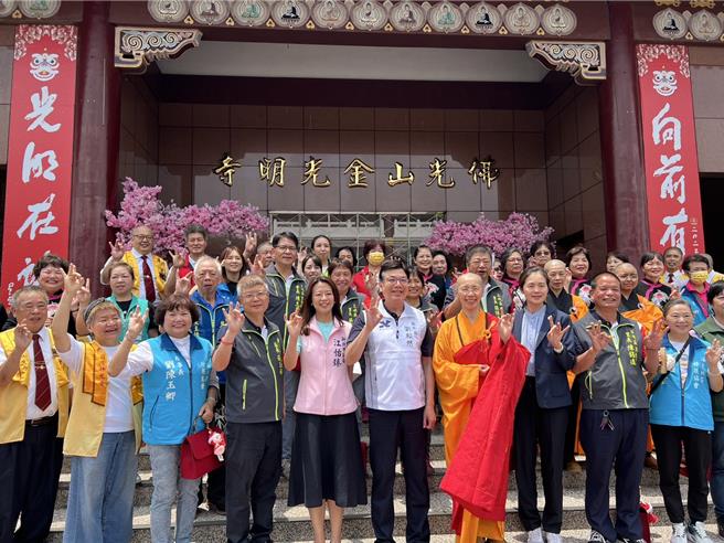 刘和然与现场贵宾合照。（图／新北市民政局）