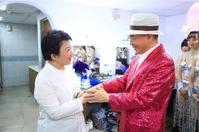 陈雷（右）跟卢秀燕见面。（三立提供）