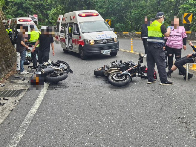 事故現場因修剪路樹封路，施工人員沒有溝通好雙向放行，害2大重機當場對撞1人受傷送醫。（翻攝畫面）