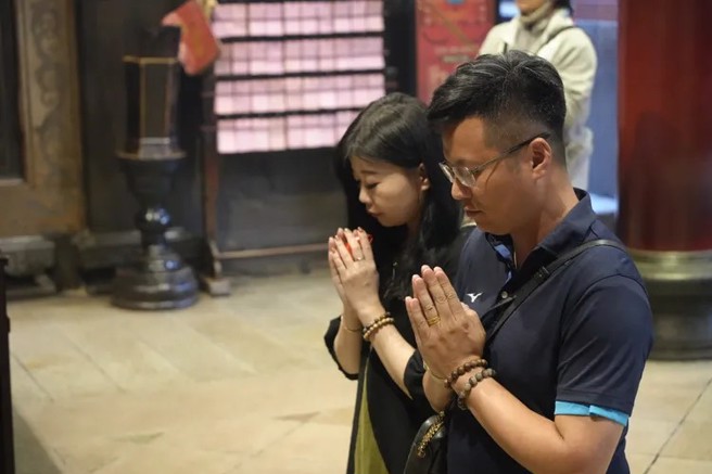 南投市長張嘉哲夫婦日前到拱天宮祈求白沙屯媽祖聖臨南投市,獲得3個聖筊。(南投市公所提供)