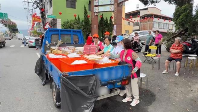 白沙屯媽祖的粉紅超跑5日下午來到斗六市,竹山鎮信眾準備補給品、飲料、香案期待迎接媽祖。(民眾提供)