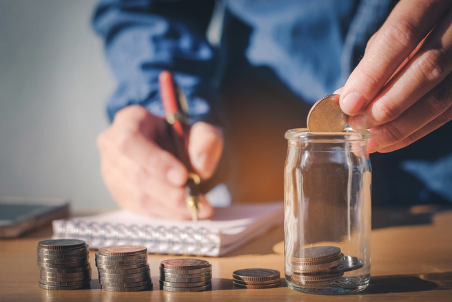 股灾效应？斜杠接案找钱族攀升 「这群人」居多数。（示意图：shutterstock/达志）