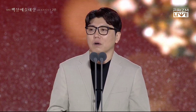 放送部門大賞，由《黑白大廚》摘下，製作人受邀領獎。（圖／翻攝prizm官網）