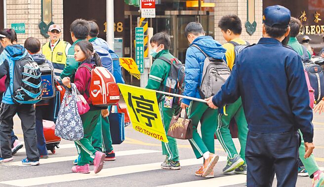 教师执行校园导护工作风险高，长期面临安全风险、权责不明、人力短缺、高龄化等问题。（本报资料照片）