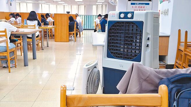 新北市立图书馆淡水水碓分馆空调故障，目前图书馆以冷风扇应急。（议员郑宇恩提供／张铠乙新北传真）