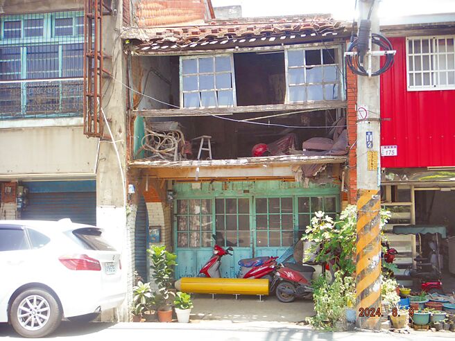 老旧违建住屋问题多，影响居住安全和观瞻，像图中屋顶破损、窗框损坏的老违建困扰居民，桃园市政府修订「桃园市旧违章建筑修缮处理办法」，放宽让1996年8月15日以前兴建的旧违章建筑可申请修缮许可。（建管处提供／蔡依珍桃园传真）