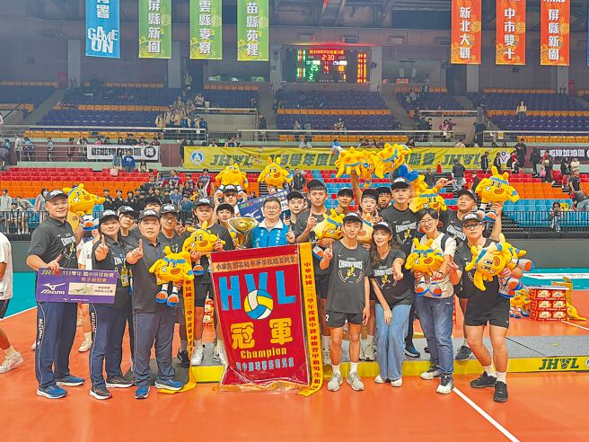 近日苗栗县立苑里高中国中部荣获全国排球联赛冠军，全国原住民族运动会中苗栗县学子也获得非常优异成绩，苗栗县长锺东锦期望能强化苗栗体育发展，请教育处加强研拟体育三级发展机制，涵盖人才培育、教练制度、升学规画等关键面向，确保体育选手能够在各阶段获得完善支持。（苗栗县政府提供／谢明俊苗栗传真）