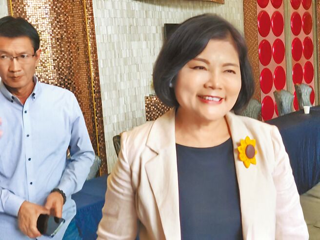 云林县长张丽善4日苦笑表示，从白沙屯妈祖起驾到烧疏文都被骂，她已经认真念经了。（周丽兰摄）