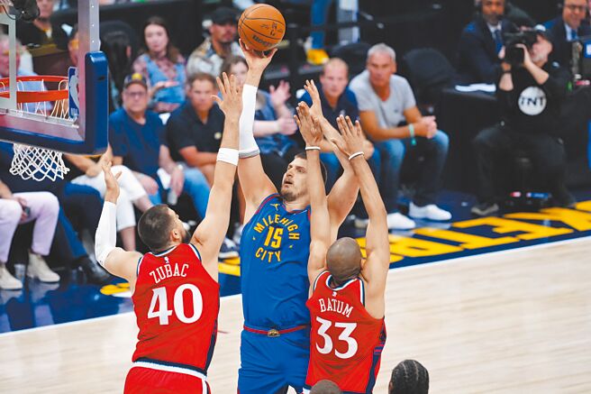 就算两名快艇长人扑上防守，约基奇照样完成单手挑篮。（路透）