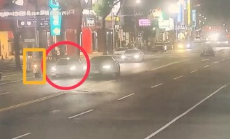 不滿被超車！高雄騎士丟東西砸車  警掌握車主追緝