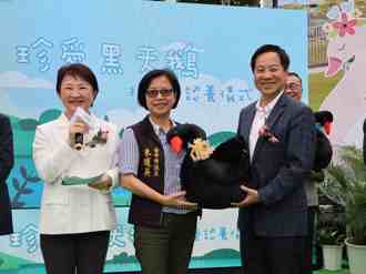 東海湖變身「天鵝湖」！盧秀燕贈天鵝賀七十週年校慶