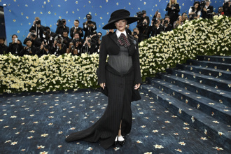 最時髦孕婦回歸！蕾哈娜懷第3胎 挺孕肚登Met Gala