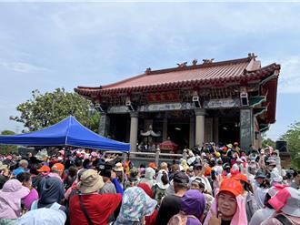 信眾塞爆南投員集路 白沙屯媽祖停駕修玄宮 與黑面三媽敘舊