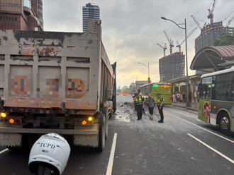 惊！北市忠孝西路大货车「砂石狂泻」 警急疏导开罚