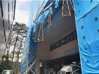 中和大樓外牆整修出意外！ 鷹架突倒塌2工人墜落送醫