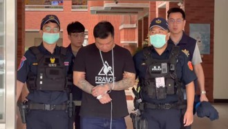 陳修將逃亡339天落網 身材發福現雙下巴！移送畫面曝光