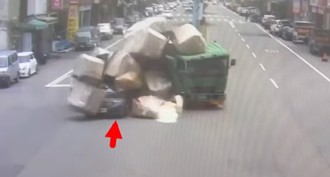 「想轉就轉」轎車外線左轉慘遭塑膠粒掩埋　驚險畫面曝光