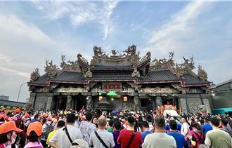 白沙屯媽甩尾爬松柏嶺受天宮駐駕  鄉親跪地流淚：等了一輩子