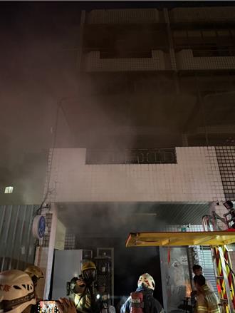 台南知名蛋糕店深夜火警！濃煙竄出  消防緊急灌救