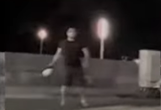 丟20公分石塊擊中特斯拉！ 騎士疑不滿被超車「追1公里」洩憤