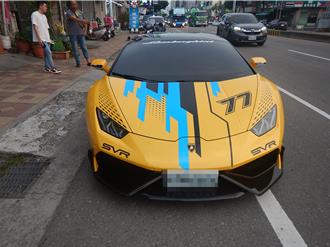 红牌重机疑未保持距离　撞上「蓝宝坚尼」千万跑车