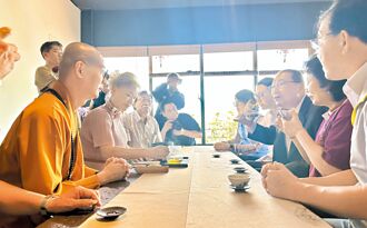 汐止聖覺寺慶佛誕 贈市府十八羅漢圖