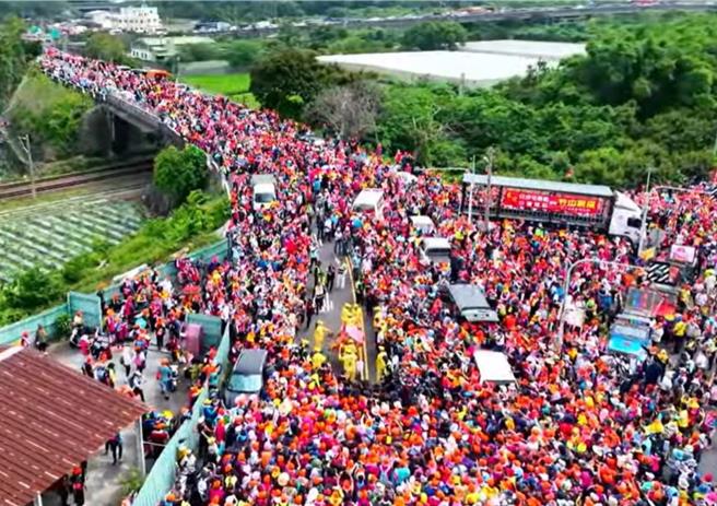 白沙屯妈祖6日清晨起驾沿台3线北返，在彰化、南投县交界处陷入两难，停驾10余分钟才决定前往彰化。（翻摄自白沙屯妈祖网路电视台／张朝欣云林传真）