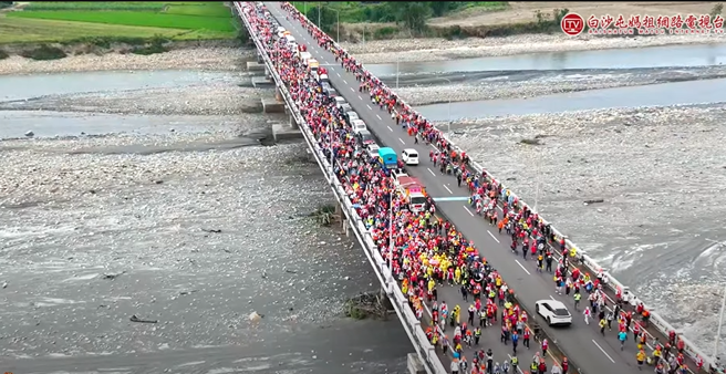 白沙屯妈祖走彰云大桥，先去彰化二水。（翻摄自 白沙屯妈祖网路电视台）