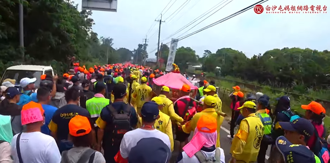 白沙屯妈祖今上午11点在152县道往南投名间方向。（翻摄自 白沙屯妈祖网路电视台）