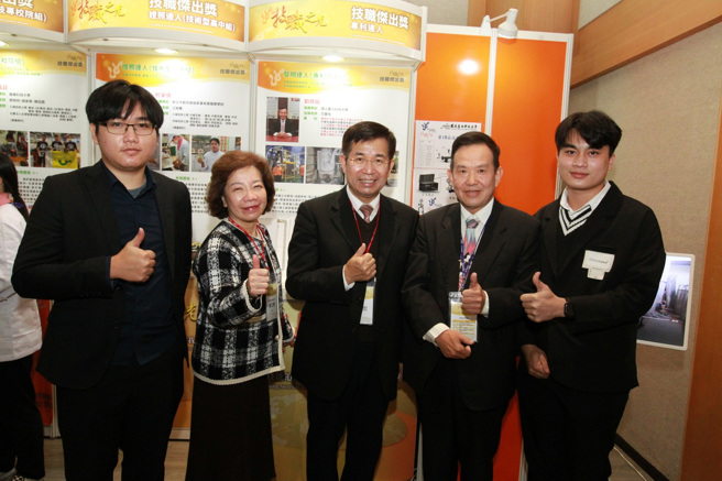 劉飛龍董事長（右二）親自培育來臺深造的越南學生武文俠（右一）及阮唯慶（左一）成為「不斷水工法」核心工程師團隊。(照片/聖約翰科技大學提供)