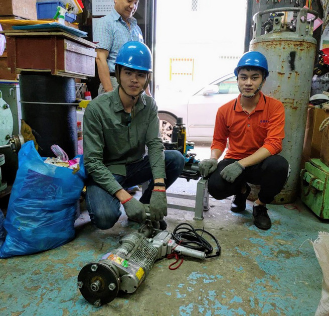 武文康（左）及武文俠（右）非常感謝劉飛龍董事長手把手教導施工要領，為他們奠定專業基礎。(照片/聖約翰科技大學提供)