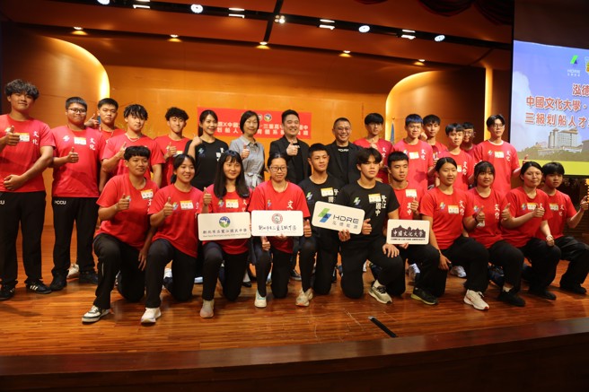 泓德能源科技攜手中國文化大學、新北市立三重高中與鷺江國中，共同啟動「三級划船人才培育體系」。(文化大學提供)