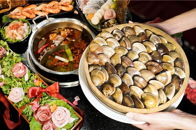 符合證件對對碰的民眾，到「馬辣、新馬辣、新馬辣Plus」用餐，消費指定餐點，即贈肥美的XXL大蛤全桌吃到飽。(馬辣國際餐飲集團提供)