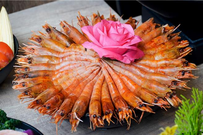主打和牛鍋物吃到飽'的「涮樂和牛」，符合證件號碼者，點指定餐點，送天使紅蝦全桌吃到飽。(馬辣國際餐飲集團提供)