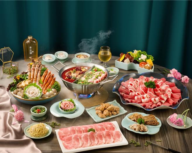 青花驕打造「驕海臻宴4人套餐」，匯集明蝦、嫣紅蝦、帶殼鮑魚等海鮮盤，肉品則提供牛三拼盛宴1份及小羔羊、特選豬梅花、滑嫩去骨雞腿肉3選1，份量澎湃。(王品集團提供)