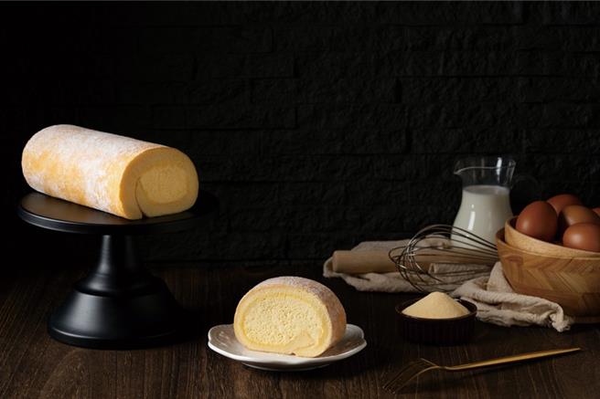 歡慶母親節，「舞古賀鍋物專門店」推出期間限定吃指定鍋物，免費送限量的義大利米其林一星甜點主廚品牌byebyeblues生乳捲1條。(舞古賀鍋物專門店提供)