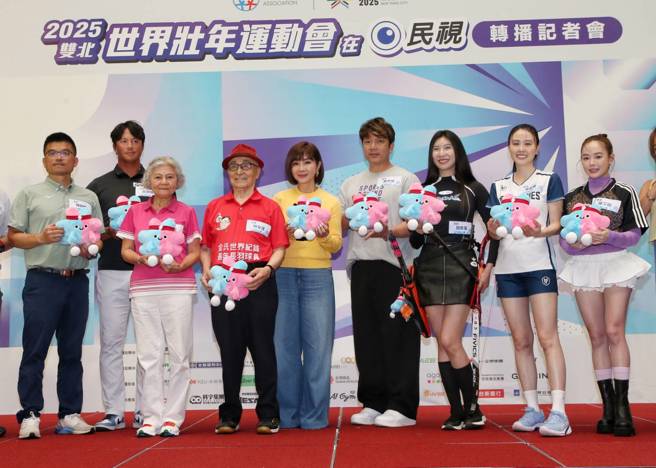 「2025雙北世界壯年運動會」5／17盛大登場，6日邀請退役職棒選手周思齊（右四）及高國輝（左二）等選手到場，分享備賽過程以及心情，另邀請「台灣最美麗的歐巴桑」陳美鳳（中）擔任應援團團長，號召全民來台北享受遊行嘉年華，並進場看比賽，大家開心拿著世壯運吉祥物「壯寶」合影留念。（趙雙傑攝）