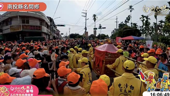 白沙屯妈祖的銮轿来到小崎巷、名松路的5叉路口，再度思考了约10分钟，带信眾爬松柏岭往受天宫。（白沙屯拱天宫提供／杨静茹南投传真）