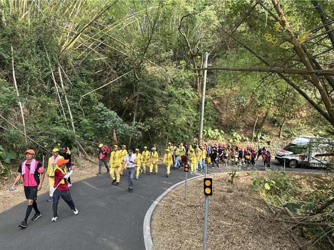 白沙屯妈祖的头旗车往彰化县二水，才知遭妈祖放生，爬赤水崁至松柏岭受天宫与妈祖会合。（松柏岭受天宫提供／杨静茹南投传真）